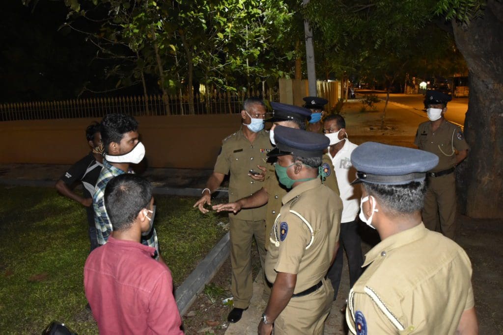 பலவந்தமாக வீட்டிற்குள் நுழைந்து தாக்குதல்! - ஒருவர் பலி 1 police 1