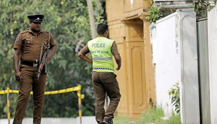 தூக்கில் தொங்கிய நிலையில் இளம் தம்பதியினர் சடலமாக மீட்பு! 1 police 2