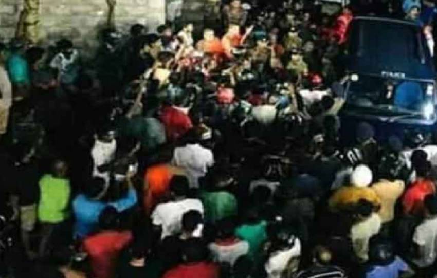 பெரமுன உறுப்பினரை மின்கம்பத்தில் கட்டிவைத்த மக்கள்! 1 Attack 01