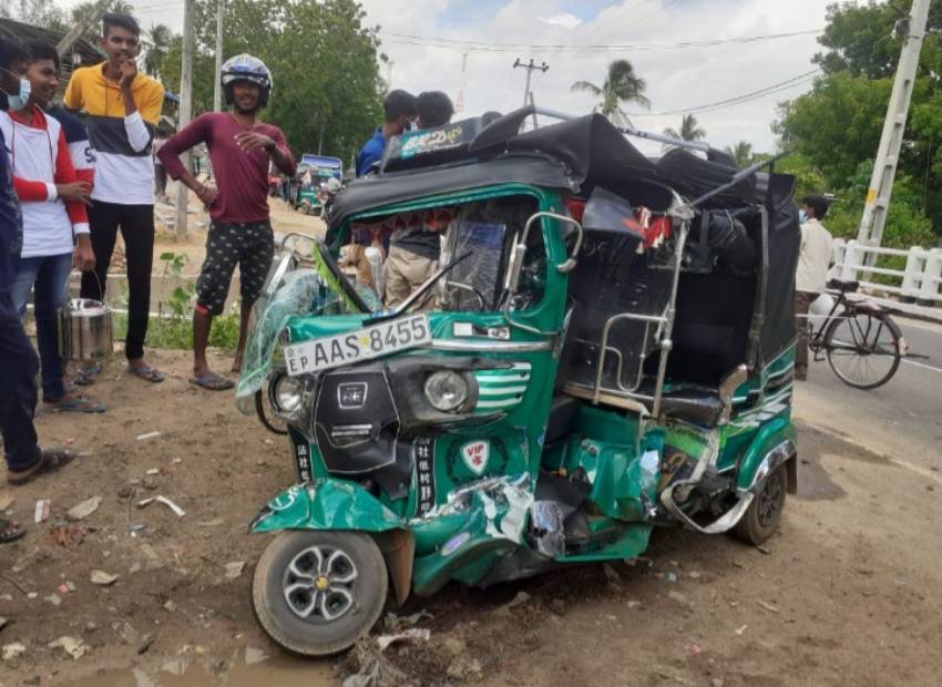 பேருந்தும் முச்சக்கரவண்டியும் மோதி கோர விபத்து!!! 2 Batti Accident