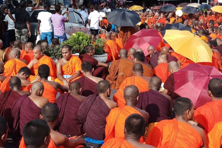 கோட்டாவை விரட்டியடிக்க களமிறங்கிய பிக்குகள்: என்ன நடக்கும்? 1 Colombo Protest