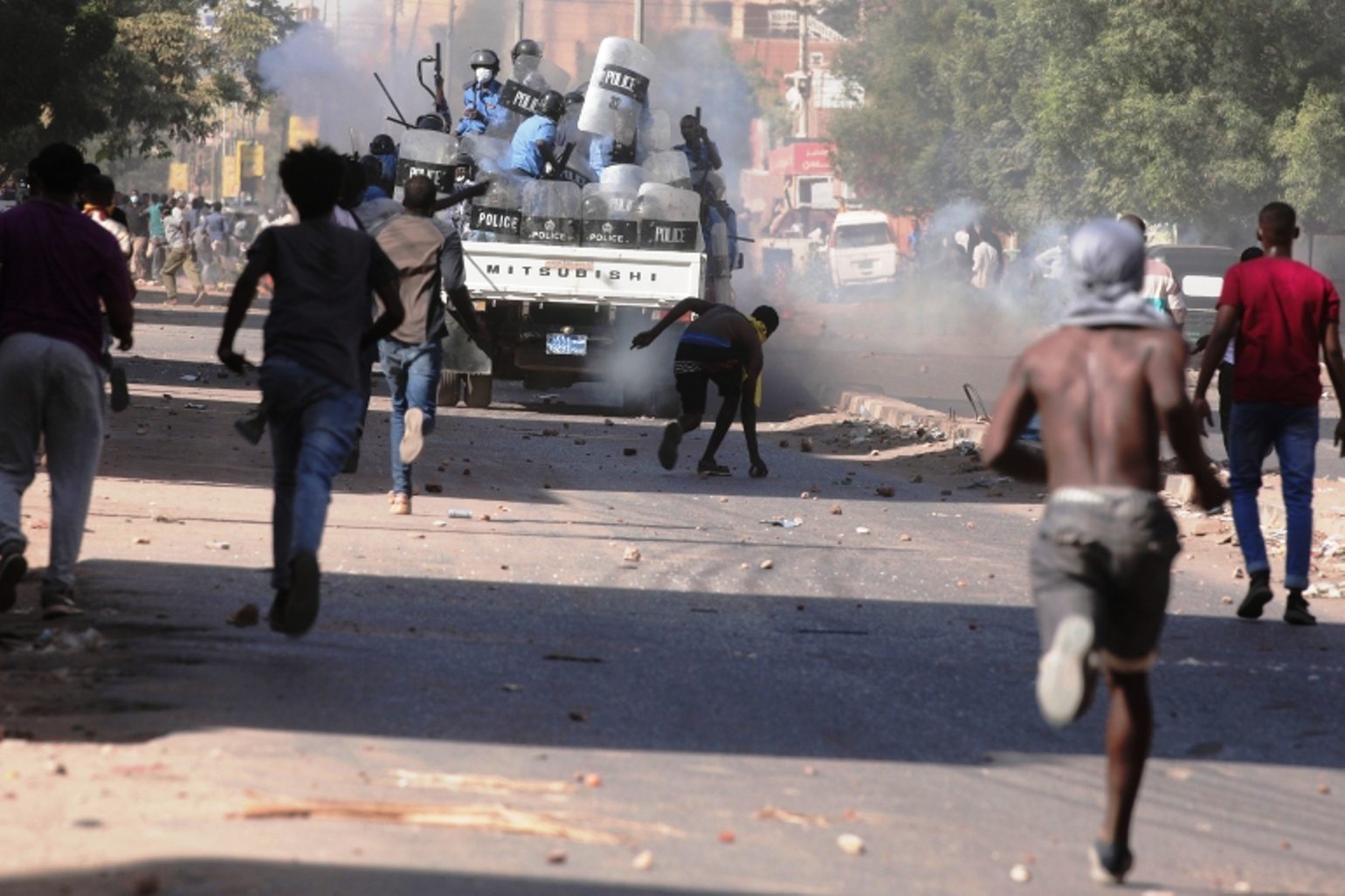 துப்பாக்கியால் 15பேரை சுட்டுக்கொன்ற படையினர் ! 1 Sudanese army has shot dead