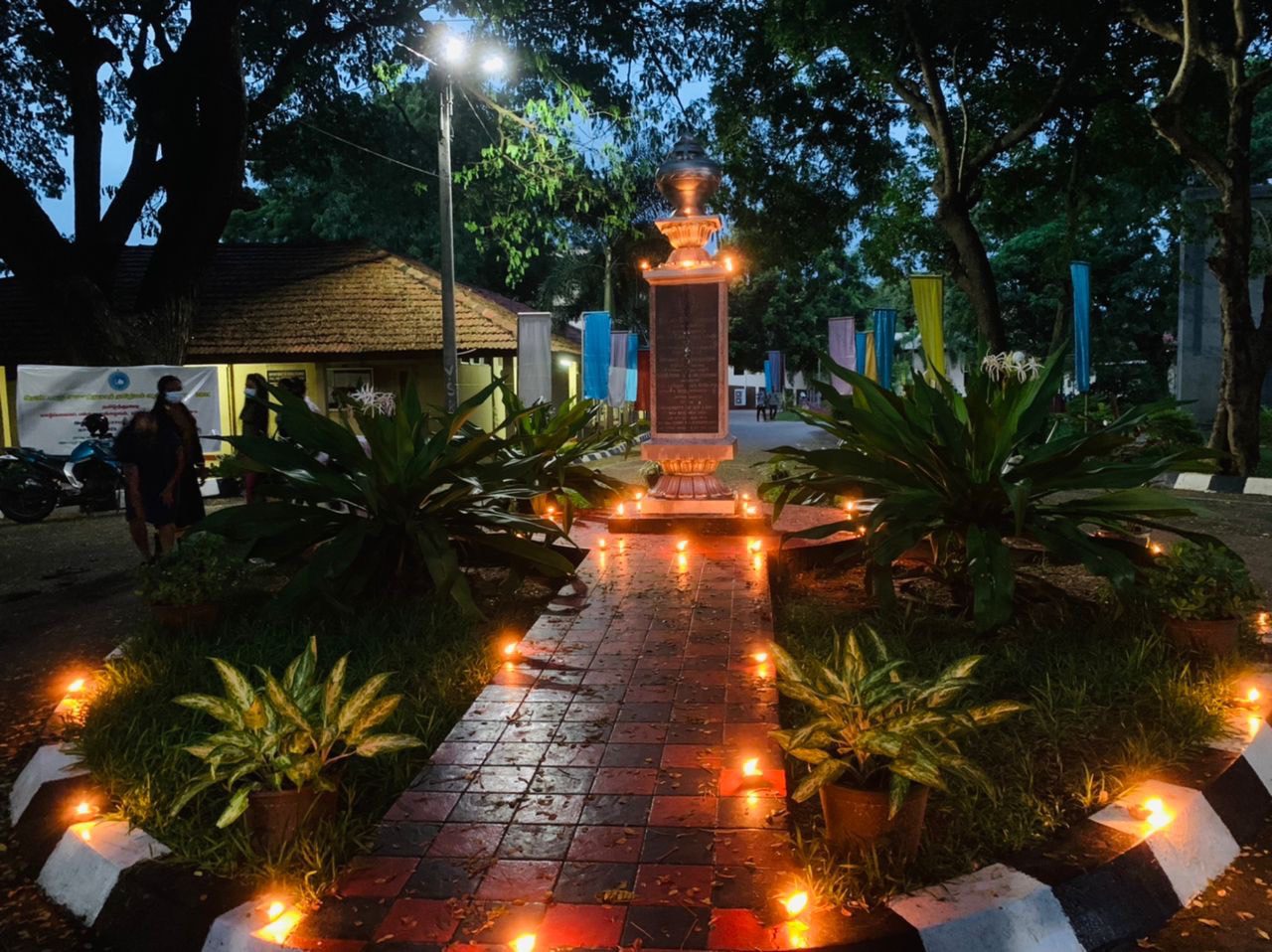 யாழ். பல்கலையில் தடைகளை மீறி ஏற்றப்பட்டது கார்த்திகை தீபம்! 3 f9def710 a417 4eb6 a53d 8f2250c2bc82