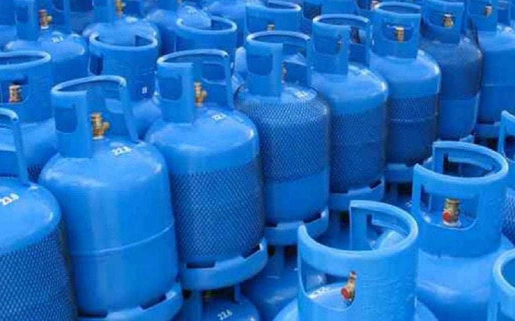 மேலும் 4000 மெற்றிக்தொன் எரிவாயு நாட்டிற்கு!! 1 gas 3