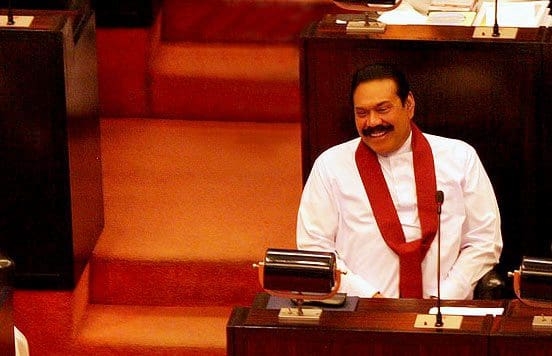 மஹிந்த தலைமையில் வலுவான அரசு! - ஆளும் கட்சிக் கூட்டத்தில் பிரேரணை நிறைவேற்றம் 1 mahinda rajapaksa is at parliament
