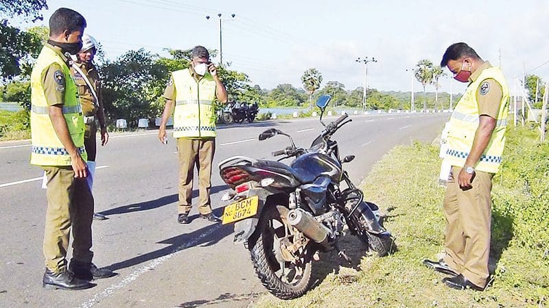 வீதியால் சென்றவர் திடீரென வீழ்ந்து மரணம்!! 1 z p02 Cop