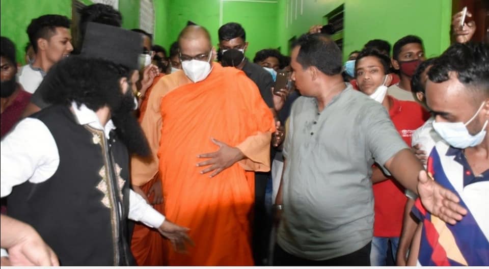 ஞானசார தேரருக்கு கல்முனையில் அமோக வரவேற்பு 1 262354593 2741218429518233 2432621964024915200 n