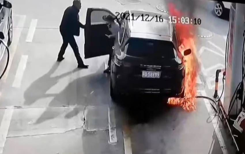 காருக்கு தீ வைத்த நபர் (வீடியோ) 1 China Fire