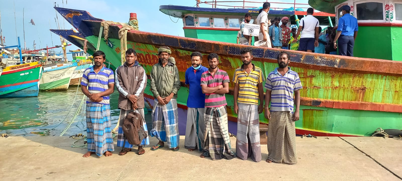 எல்லை தாண்டி மீன் பிடித்த இந்திய மீனவர்கள் படகுடன் கைது (படங்கள்) 3 Fisherman Arrested 01