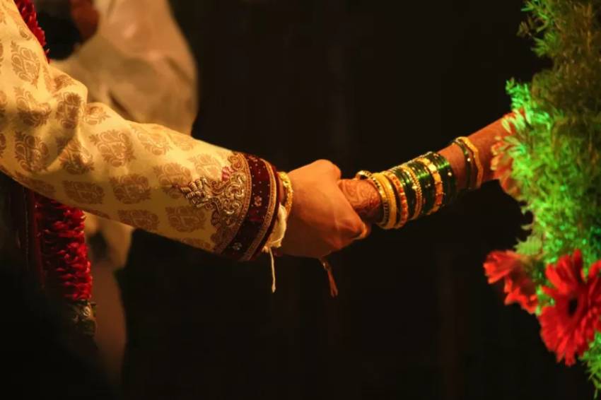 அரச உதவியைப் பெற, சொந்த சகோதரியை திருமணம் செய்த நபர்! 1 married 1