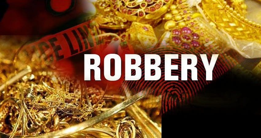 தனிமையில் வசித்த பெண் மீது தாக்குதல் - நகைகளும் கொள்ளை 1 robbery gold
