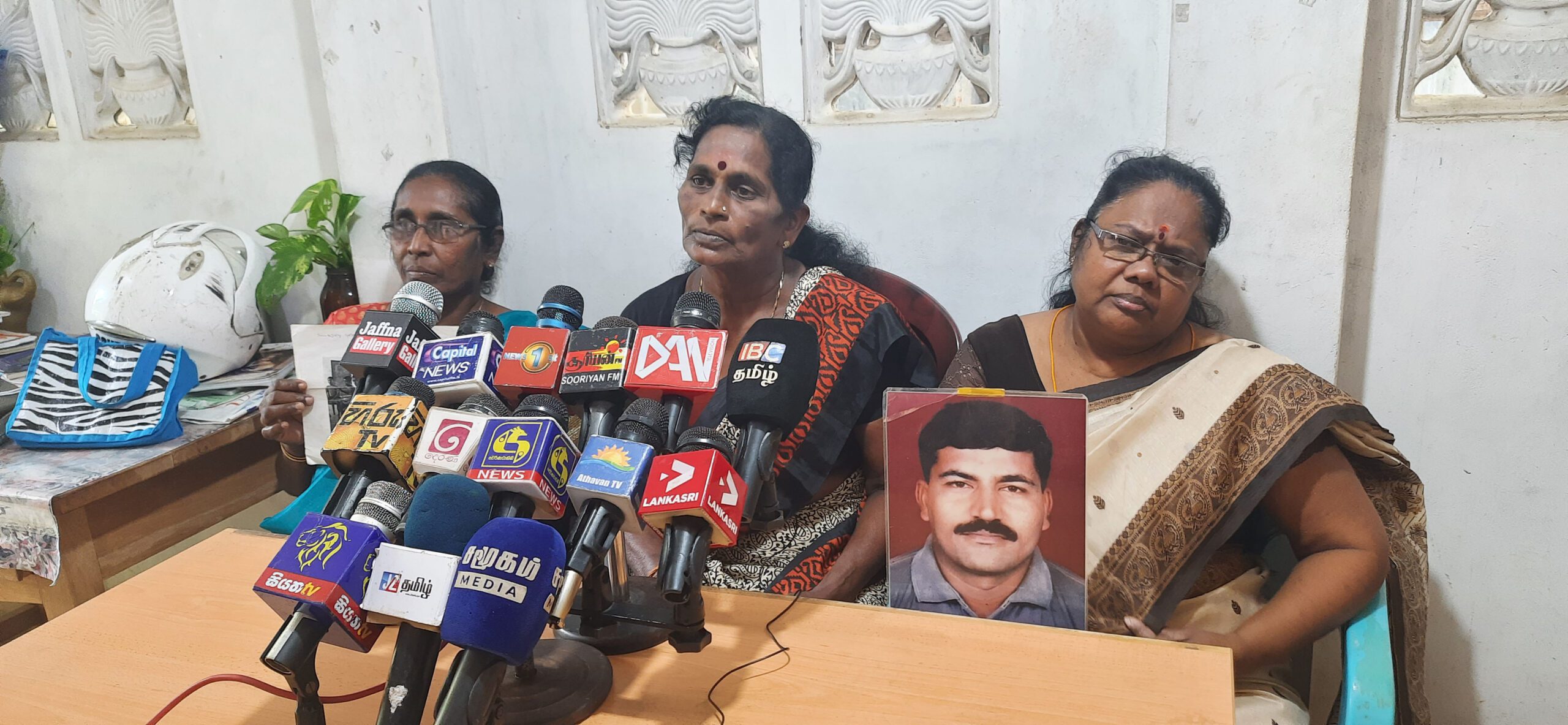 சர்வதேசத்தை ஏமாற்றுவதற்காக நீதி அமைச்சின் நடமாடும் சேவை! - வலிந்து காணாமல் ஆக்கப்பட்டோரின் உறவுகள் சங்கம் குற்றச்சாட்டு 1 20220127 105819 scaled
