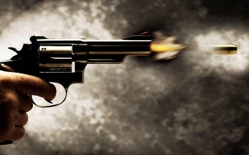 அம்பியூலன்ஸ் சாரதி மீது துப்பாக்கிச்சூடு! 1 gun.jpg