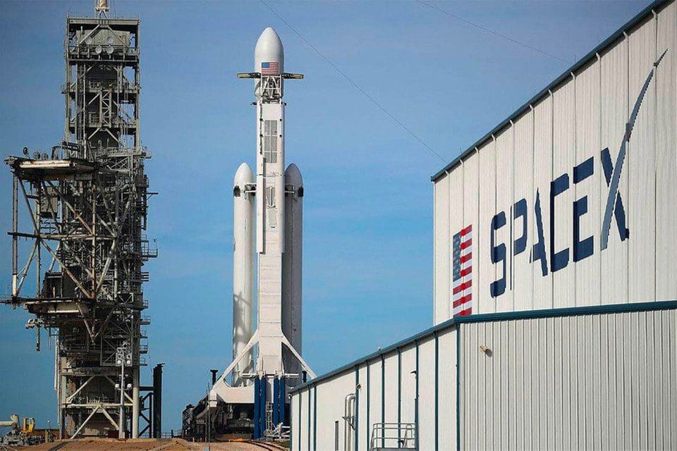 நிலவுடன் மோதும் ஸ்பேஸ் எக்ஸ் ராக்கெட்!! 1 https hypebeast.com image 2022 01 space x wins 100m usd contract to develop rocket deliveries anywhere earth 00