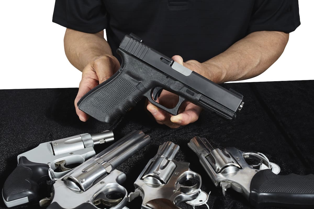 பீட்சா போல விற்கப்படும் துப்பாக்கிகள்!! 1 starting firearms business