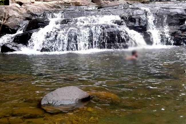 ஆற்றில் நீராடச் சென்ற ஐவர் உயிரிழப்பு!! 1 waterfall