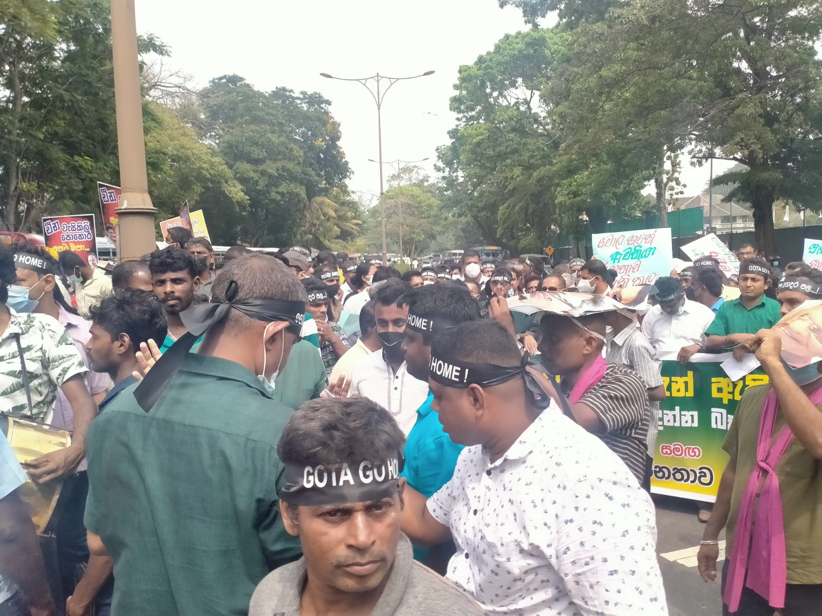 அலையெனத் திரண்ட மக்கள்! முடக்கப்பட்டது கொழும்பு நகர்!! 1 1 6