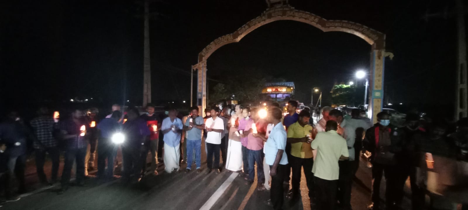 மின்சாரத் தடைக்கு எதிர்ப்பு தெரிவித்து மெழுகுவர்த்தி, டோர்ச் லைட் போராட்டம்! 7 IMG 20220303 WA0035