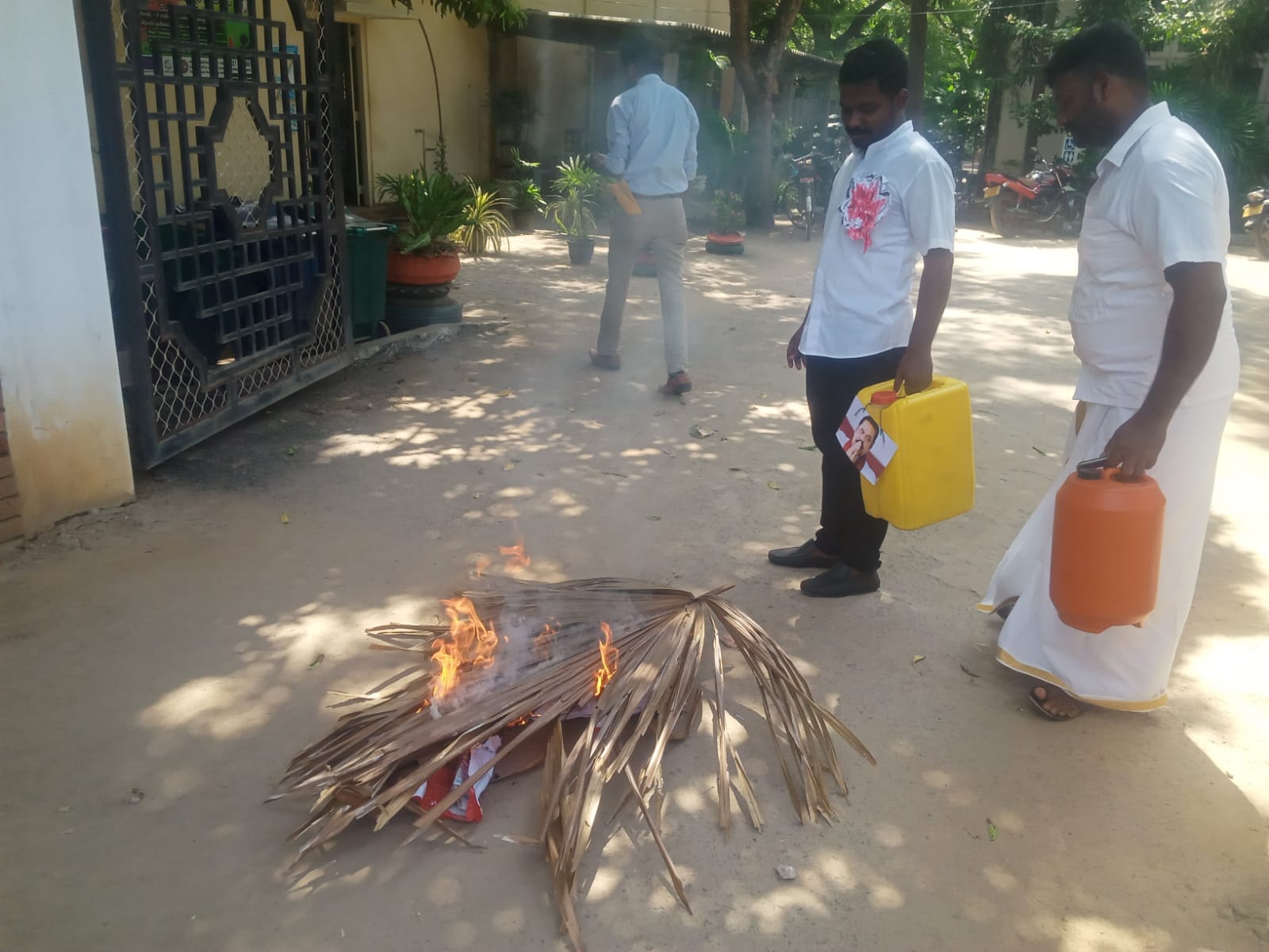மானிப்பாய் பிரதேச சபையில் கோட்டாவின் உருவப் பொம்மை எரிப்பு! 4 1 22 1