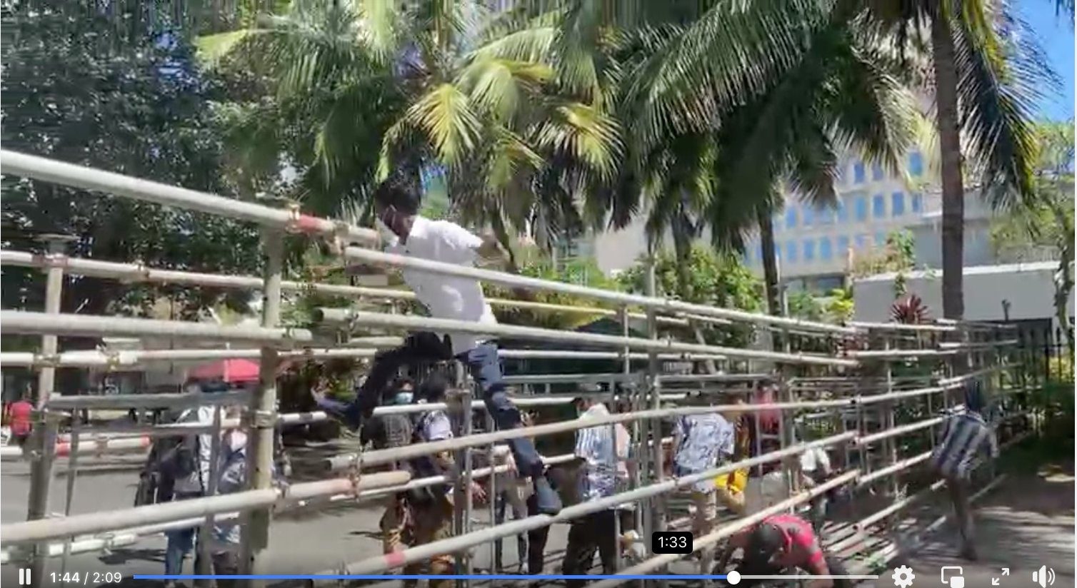 வீதித்தடைகளால் பொலிஸாருடன் போராட்டக்காரர்கள் வாக்குவாதம்! 1 colombo 6