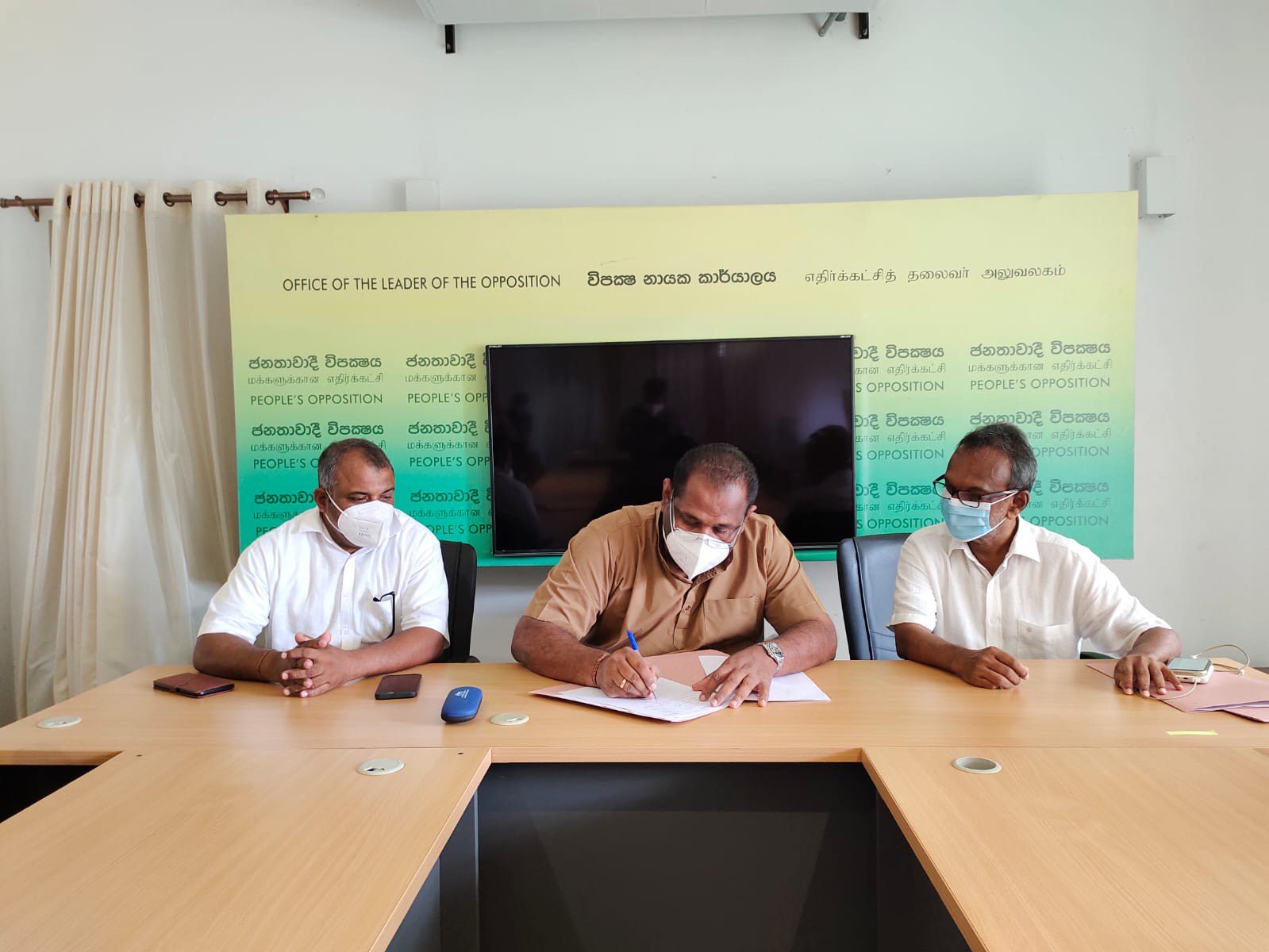 நம்பிக்கையில்லாப் பிரேரணையில் முன்னணி எம்.பிக்கள் கையொப்பம்! 1 image 6483441 3