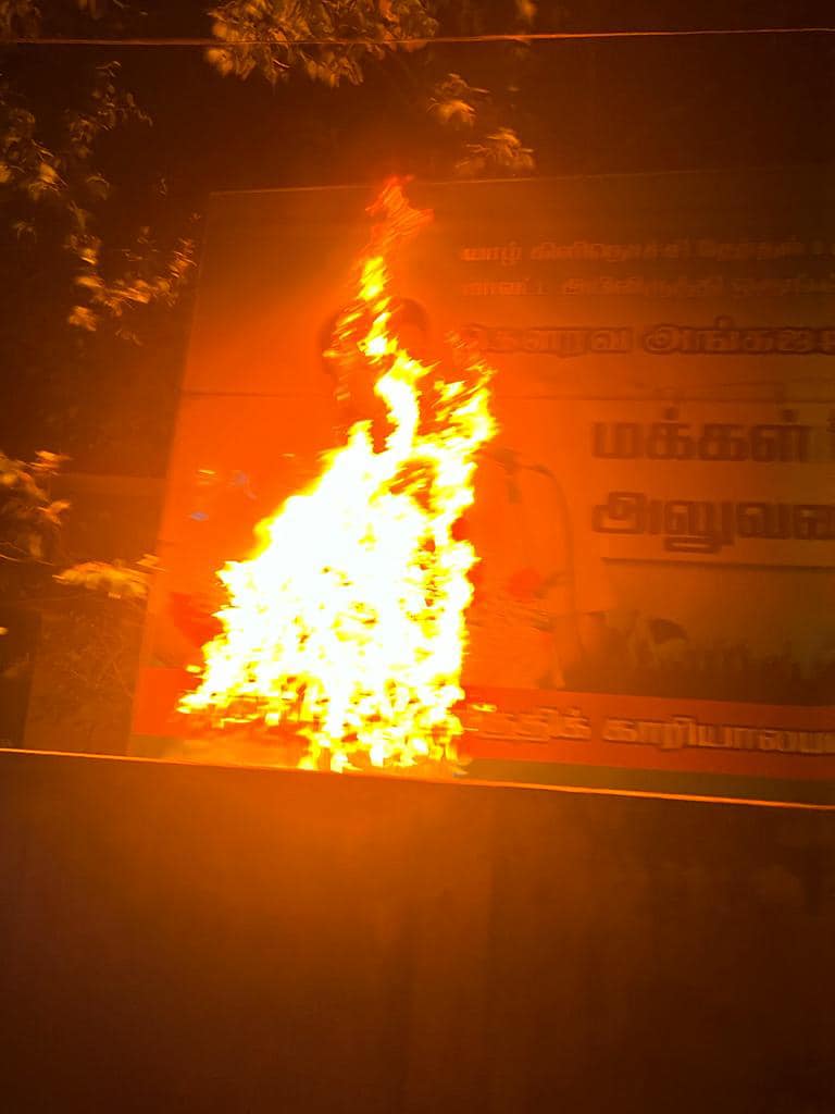 அங்கஜன் அலுவலகத்துக்கு தீ? 1 56565