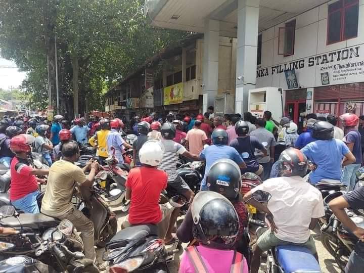 யாழிலும் எரிபொருள் வரிசை!! 3 IMG 20220521 WA0054