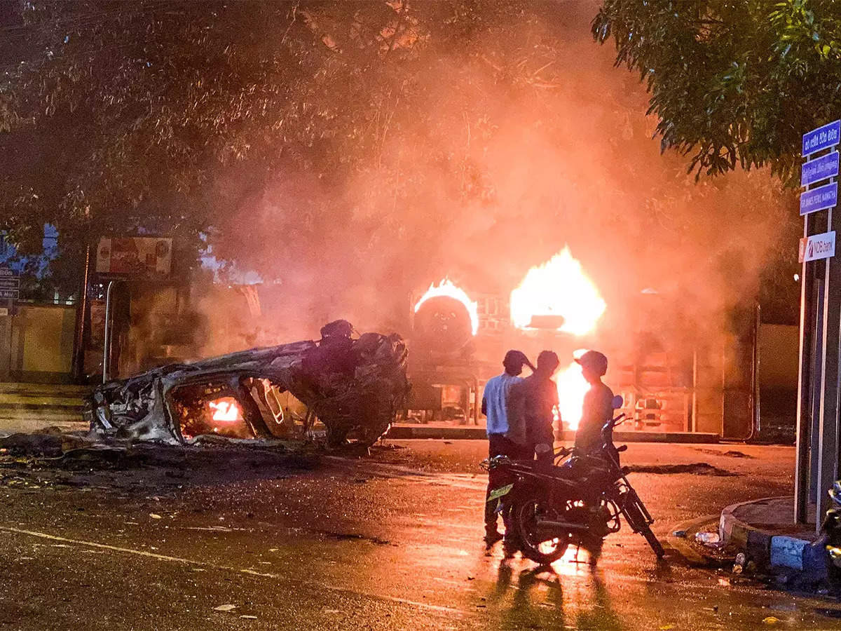 'மே - 9' வன்முறை: இதுவரை 1,500 பேர் கைது! 1 மே 9 வன்முறைச் சம்பவங்கள்