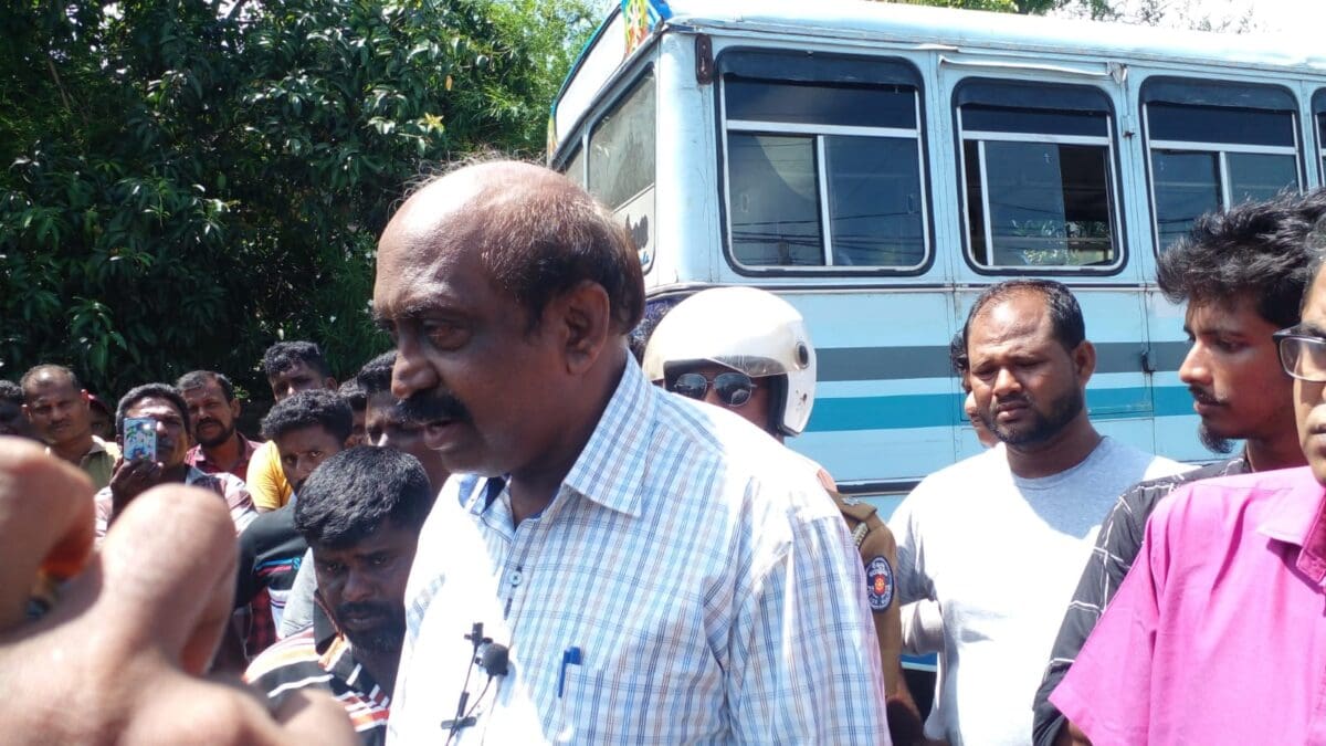 வடமராட்சி பேருந்து சேவை சங்கத்தின் போராட்டம் நிறைவு! 1 IMG 20220624 WA0060