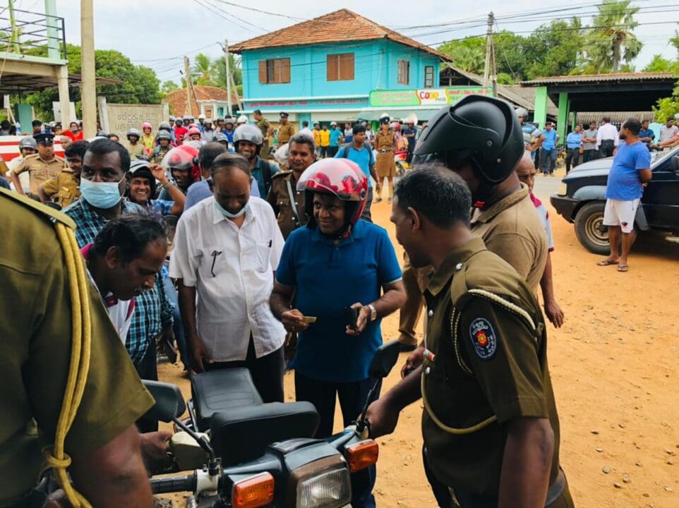 வரிசையில் காத்திருந்து பெற்றோல் பெற்றார் வடக்கு மாகாண சுகாதார சேவைகள் பணிப்பாளர் கேதீஸ்வரன் 1 IMG 20220625 WA0098