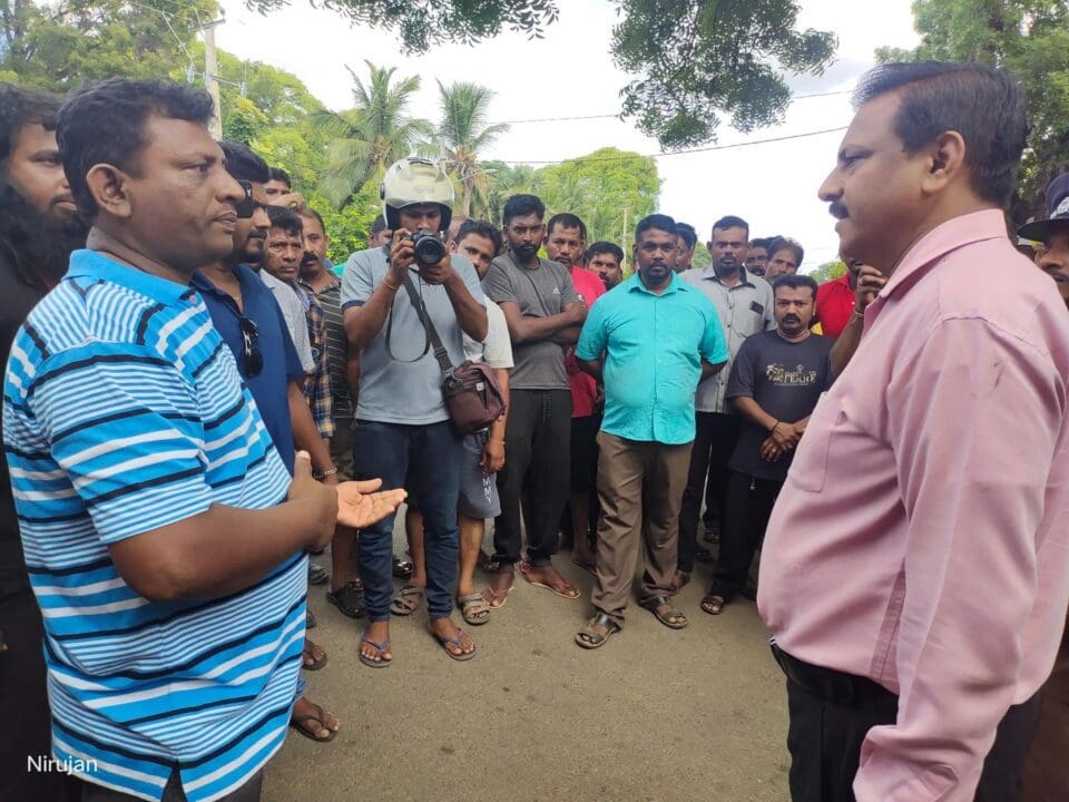 பெற்றோல் வழங்கக்கோரி மாவட்ட செயலகம் முன் போராட்டம்! 3 IMG 7799