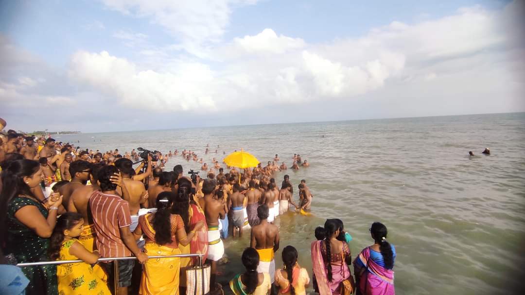 கீரிமலை கடலில் பிதிர்க்கடன் செலுத்திய ஆயிரக்கணக்கானோர் 4 00 4