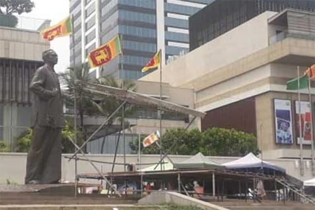 காலி முகத்திடலில் நால்வர் கைது! 1 1658812938 Bandaranaike statue 2