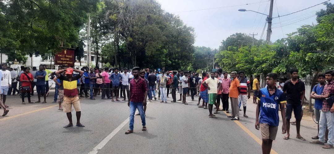 யாழில் எரிபொருள் வழங்க கோரி ஏ9 வீதியை வழிமறித்து பொதுமக்கள் போராட்டம்! 2 20220712 105609 1