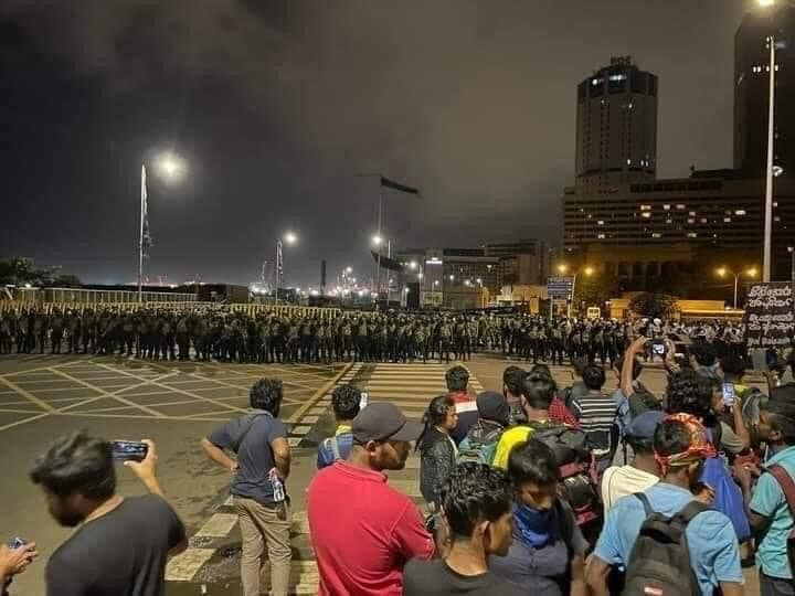 'கோட்டா கோ கம'வைக் கைப்பற்றியது இராணுவம்! போராட்டக்காரர்கள் வெளியேற்றம் - 8 பேர் கைது!! 1 294424746 422556529894086 4249764497528075277 n