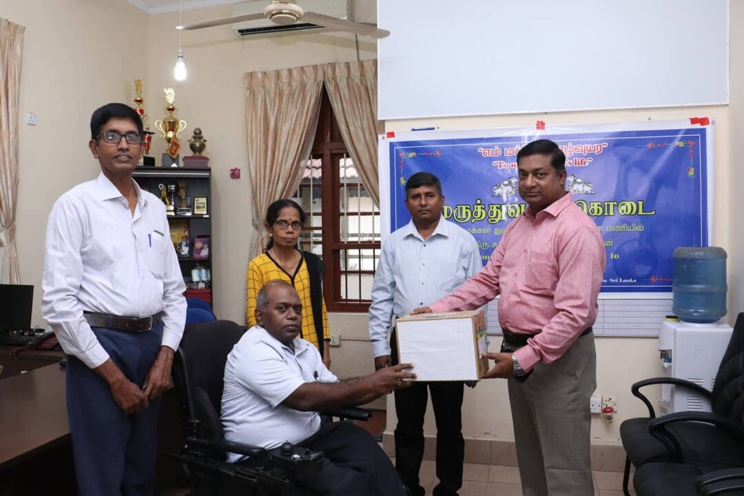 யாழ். போதனாவுக்கு மருந்துப் பொருட்கள் அன்பளிப்பு! 1 4