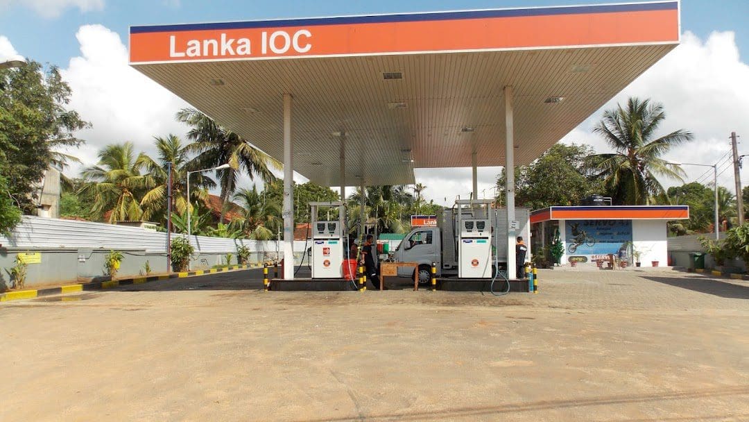 எரிபொருள் நிரப்பு நிலைய குழப்பங்களுக்கு மாவட்ட செயலகமே காரணம்! - SLRCS குற்றச்சாட்டு 1 87778 1