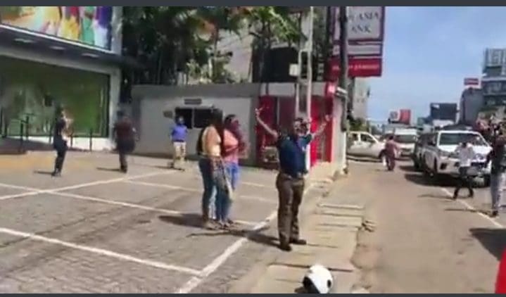 போராட்டத்துக்கு பொலிஸ் அதிகாரி ஆதரவு 1 IMG 20220709 123543