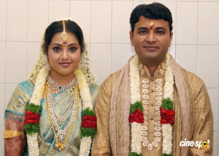 கணவர் இல்லாத முதல் திருமண நாள்! சோகத்தால் மீனா பதிவிட்ட பதிவு 1 Meena Marriage Photos