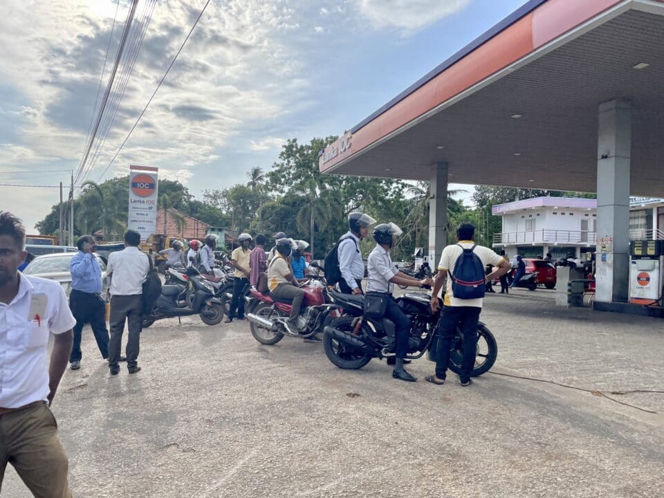 நுணாவில் ஐஓசி எரிபொருள் நிலையத்தில் வரிசையைக் குழப்பி சேமிப்பு வங்கி ஊழியர்கள் அடாவடி 1 image 50409473 scaled