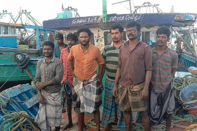 நடுக்கடலில் தத்தளித்த மீனவர்களை காப்பாற்றி தமிழகம் அனுப்பிய கடற்படையினர்! 1 1659316844 navy 2