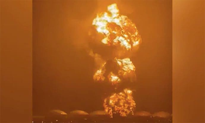 கியூபா எண்ணை கிடங்கில் மின்னல் தாக்கம்! - 120 பேர் படுகாயம் 1 1742369 fire