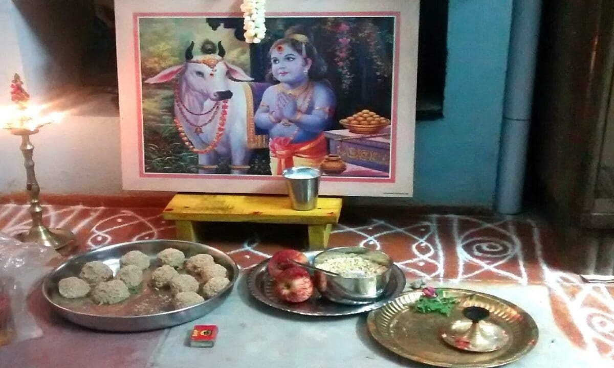 இன்று கிருஷ்ண ஜெயந்தி - வீட்டில் கிருஷ்ணர் பாதம் வரைந்து வழிபடுங்கள் 3 1748584 gokulashtami puja at home