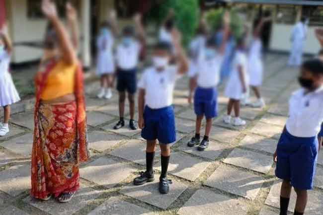 மாணவர்களுடன் இணைந்து நடனம்! - ஆசிரியர் தொடர்பில் அறிக்கை 1 1665679958 teacher 2