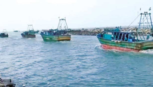 அத்துமீறி மீன்பிடித்த இலங்கை மீனவர்கள் கைது! 1 1777250 boat