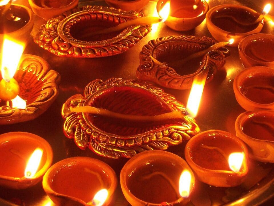 தீபாவளிக்கு இந்த ராசிக்காரர்கள் இந்த ஒரு பொருளை வாங்கினால் செல்வம் குவியுமாம்! 1 Diwali Diya
