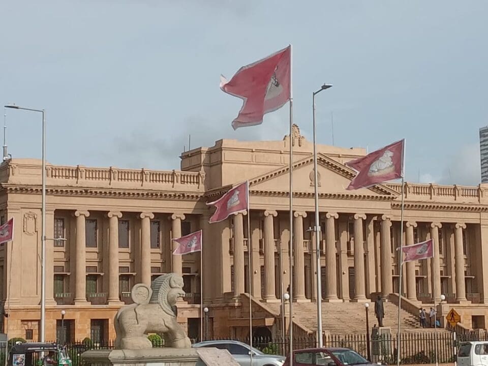 ஜனாதிபதி செயலக வளாகத்தில் நந்திக் கொடிகள் 2 IMG 20221024 WA0049