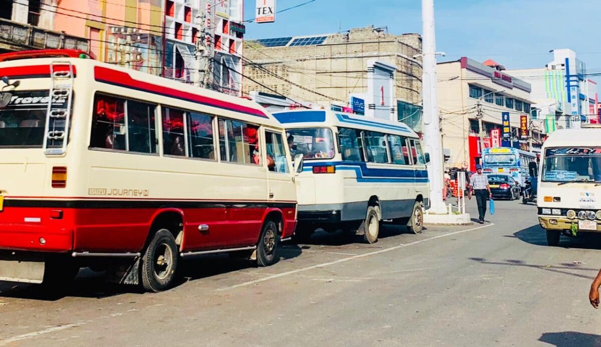 நடந்து சென்ற சிறுவனை மோதிய பேருந்து! - உறவர்களால் மடக்கி பிடிப்பு 1 bDJ0DiS