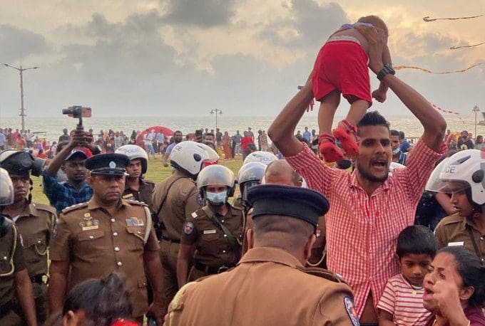 குழந்தைகளுடன் வந்தால் கைது! 1 image 3c5a357e7c