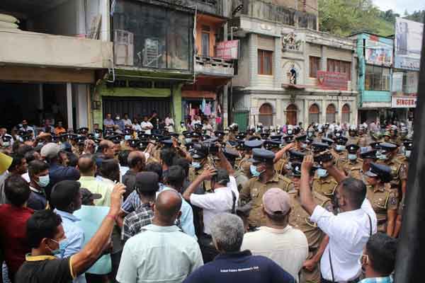 நாவலப்பிட்டியில் பதற்றம் - 15 பேர் கைது 1 image 4a3ec2d532